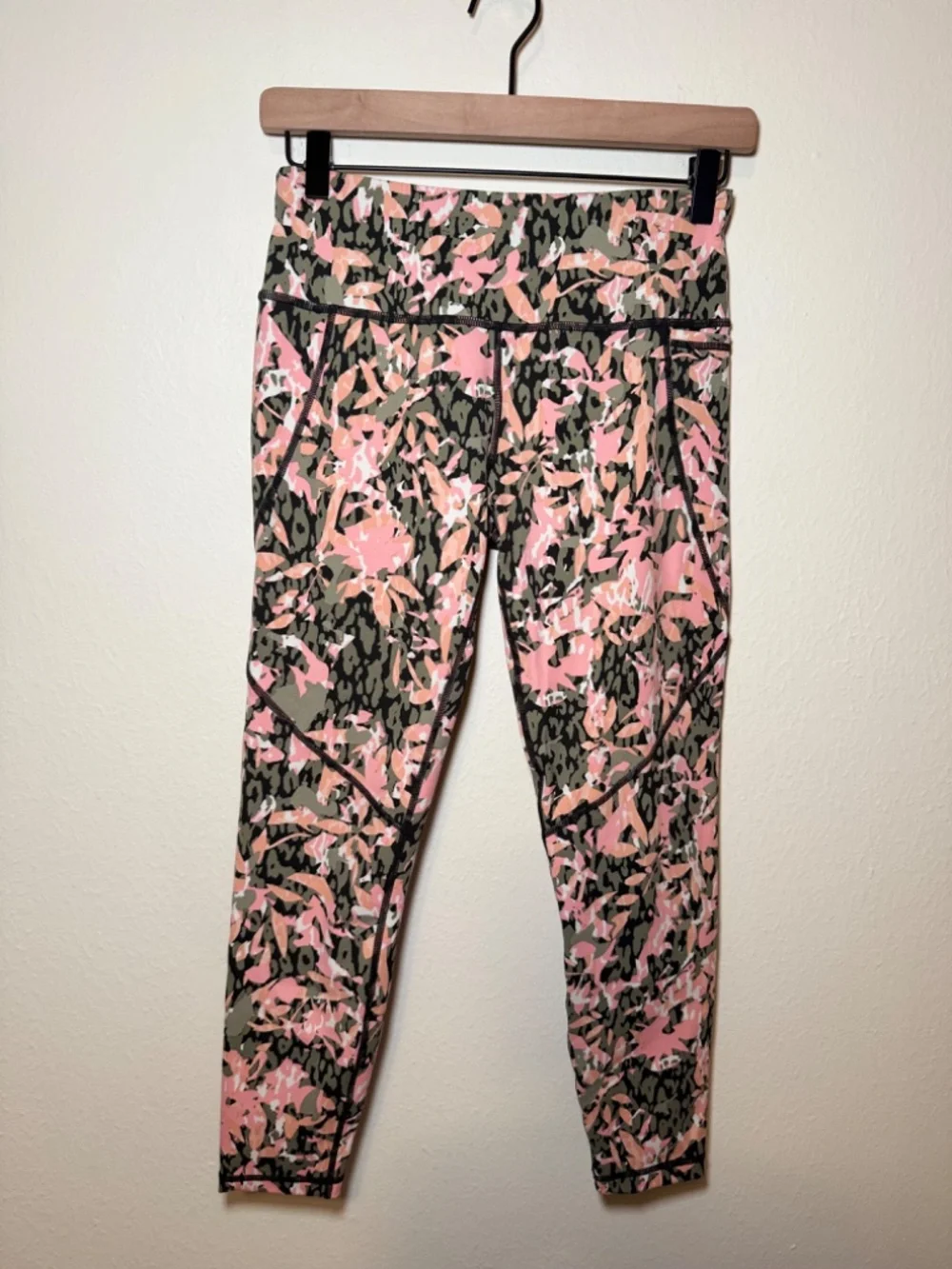 Sweaty Betty Power Workout 7/8 Leggings Small Pink Floral Camo High Rise Pockets